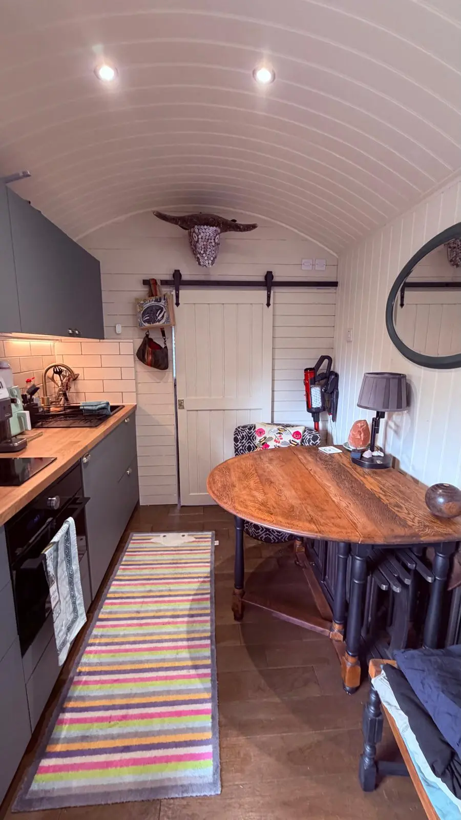 Large hut bedroom nook