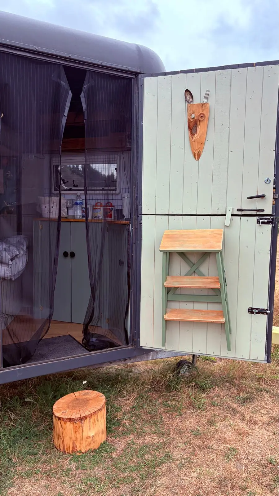 Horse box doors open